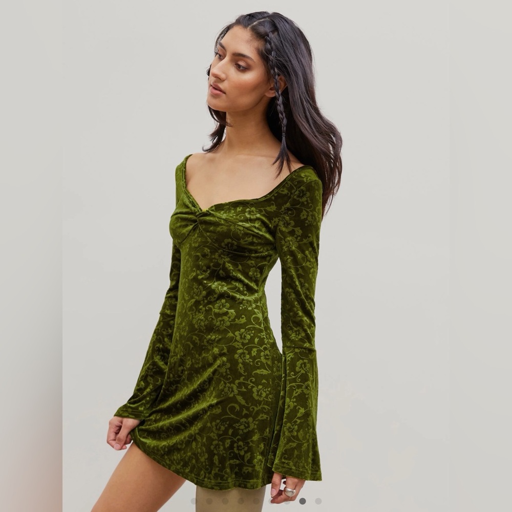 Cider Velvet Sweetheart Twist Floral Bell
Sleeve Mini Dress - Picture 3 of 11